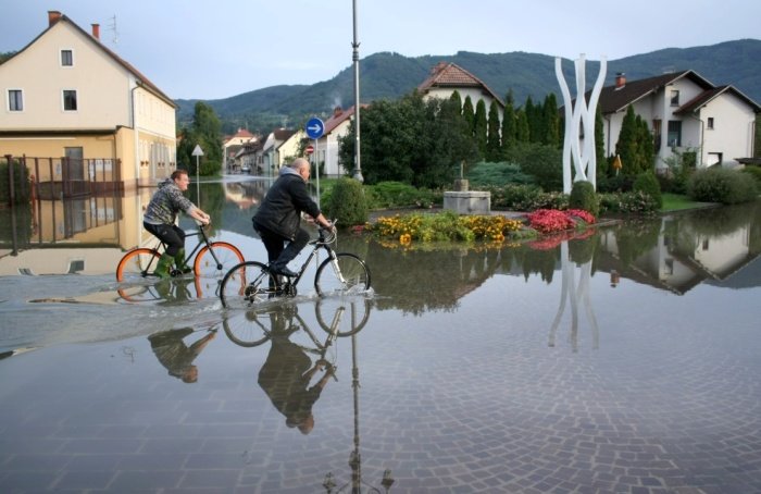 Kljub poplavljenim ulicam v Kostanjevici na Krki danes ni manjkalo kolesarjev. (Foto: M. L.)