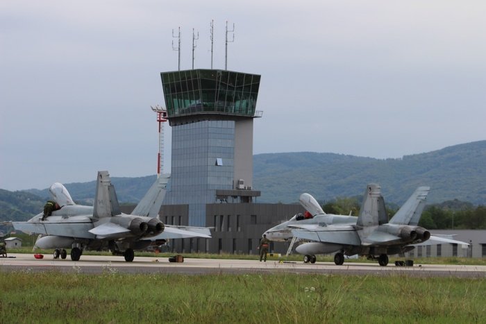 Na letališču Cerklje ob Krki sta včeraj popoldne pristali kanadski letali CF-188 (Foto: J. K.)