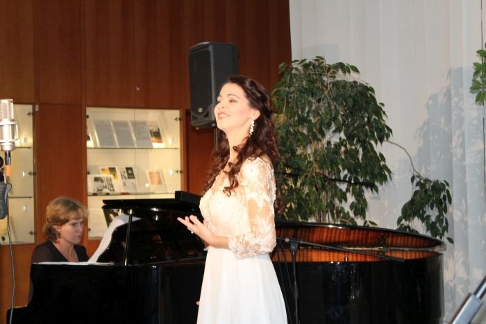 Tukajšnjo sopranistko je na klavirju spremljala priznana francosko-belgijska pianistka prof. Joelle Bouffa.