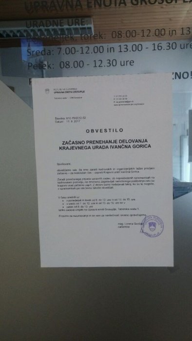 Občani, ki pridejo na krajevni urad v Ivančni Gorici, naletijo na zaprta vrata in tole obvestilo. (Foto: G. Stopar)