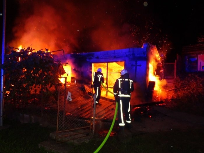 Da gori mizarska delavnica, je ponoči opazila soseda. Ker objekt stoji na samem, so ogenj relativno pozno opazili, kar je pomenilo, da so gasilci prispeli, ko je bil požar že polno razvit. (Foto: PGE Krško)