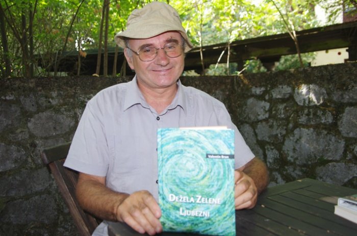 Valentin Bruno je vesel svoje nove knjige Dežela zelene ljubezni.