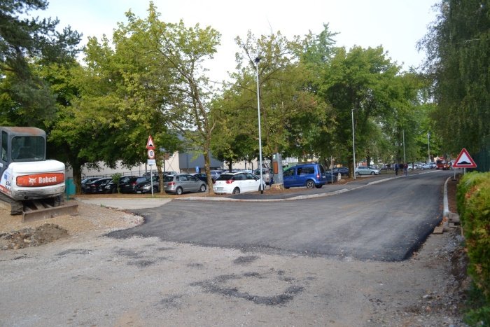 Cestišče pri OŠ Loka in Srednji šoli Črnomelj naj bi preplastili še ta teden.