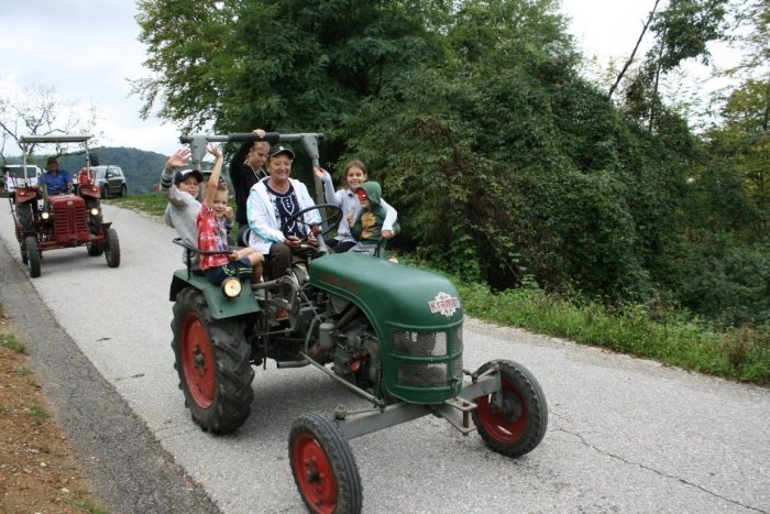 Traktorjev je bilo zaradi dežja manj, kot so jih pričakovali, a je promenada teh vozil navdušila. (Foto: M. L.)