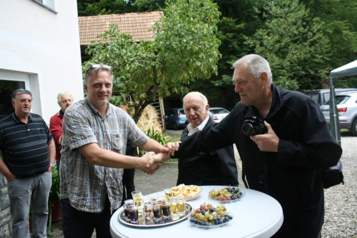 Predsednik Igor Pirkovič (na levi) ob prihodu na domačijo gostitelja Jožeta Grgoviča (v sredini) (Foto: M. L.)
