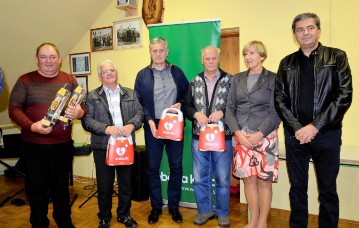 Podžupanja Ana Somrak je predsednikom štirih krajevnih skupnosti predala avtomatske defibrilatorje. (Foto: občina Krško)