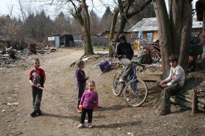 Po zadnjih podatkih Mestne občine Novo mesto v romskem naselju Žabjak-Brezje živi približno 700 Romov. Očitno bodo čez nekaj let živeli v drugačnih, boljših pogojih. (Foto: T.J.G., arhiv DL)