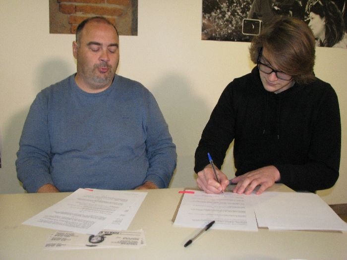Pogodbo o štipendiji je Luki izročil v podpis Igor Rančigaj. (Foto: M. L.-S)