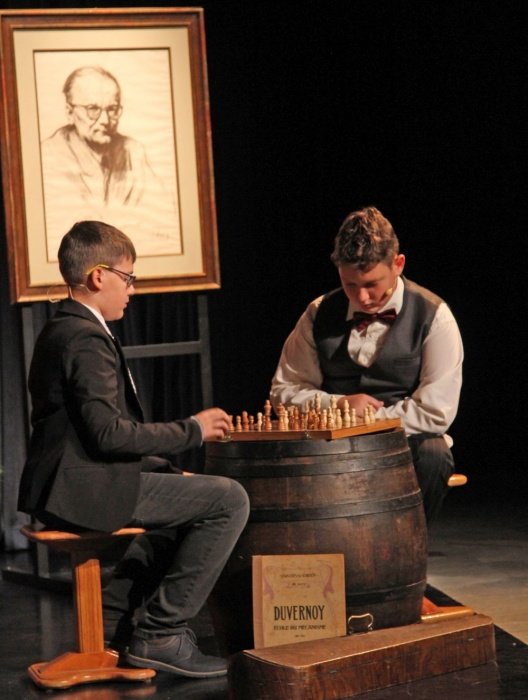 Marjan Kozina s prijateljem igra šah. Zaigrala sta ju David Lotrič in Jernej Slak.