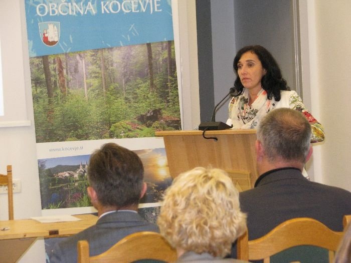 Direktorica Ljudske univerze Kočevje Maja Rupnik je predstavila nov projekt Večnamenskega romskega centra v Kočevju. (Foto: M. L.-S.)