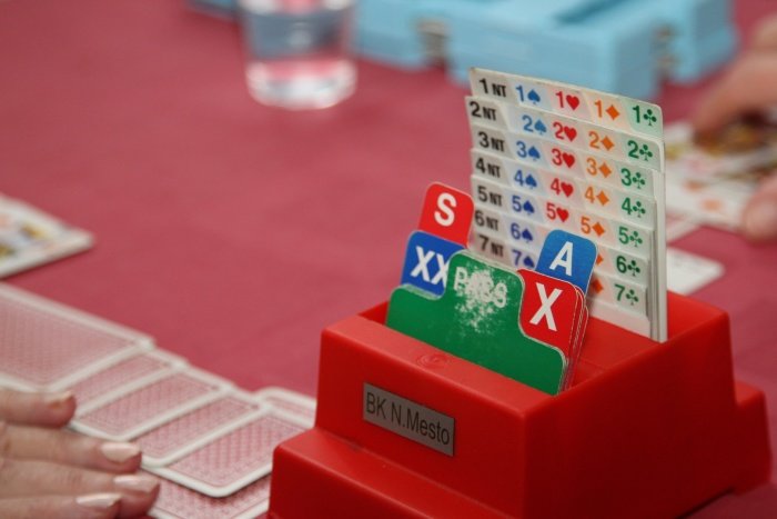 Bord – ovitek s  predalčki, iz katerega igralci pred partijo vzamejo vsak svoje karte.