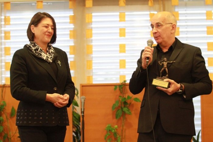 Evropske komisarka za promet Violeta Bulc je Igorju Akrapoviču podelila Veliko nagrado odličnosti in mojstrstva.