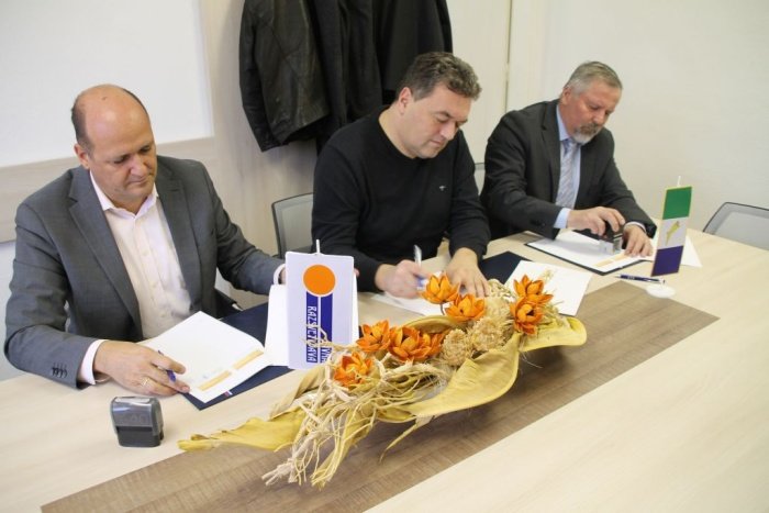 Vrednost pogodbe, ki jo je pred dnevi s predstavniki podjetja Javna razsvetljava podpisal župan Franc Škufca, znašal 85 tisoč evrov.