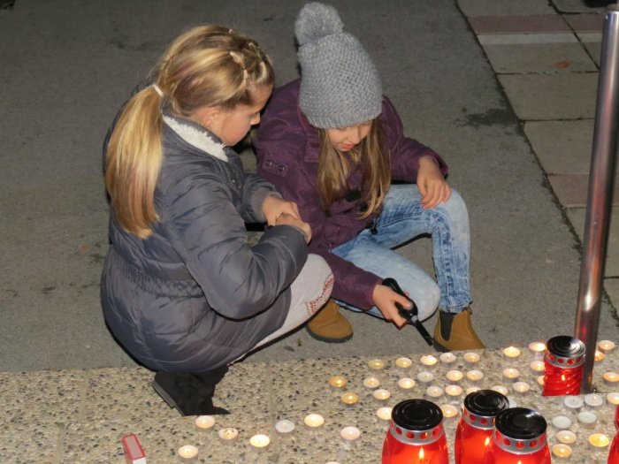 V spomin na žrtve prometnih nesreč že desetič zapored prižigali svečke