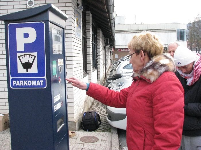 Kot prva je delovanje prvega parkomata v Kočevju preskusila direktorica kočevske občinske uprave Lilijana Štefanič.