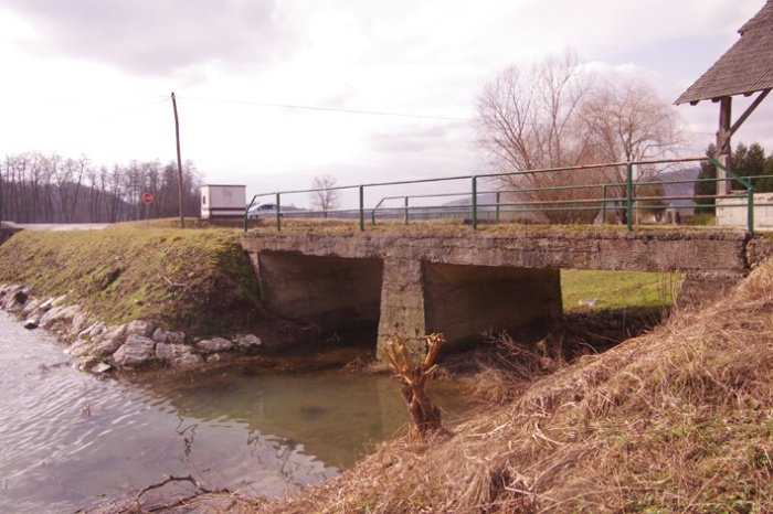 Dotrajan most v Zalogu, s katerega je dostop do glavne državne ceste skozi kraj, kjer je po  novem zapovedana hitrost 60 km/h. (Foto: L. M.)