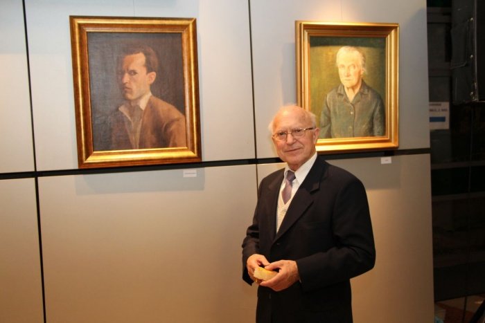 Viktor Povše ob avtoportretu in portretu mame. Slikal je, kot je dejal, zase in mu predstavlja sprostitev.  (Foto: M. Ž.)