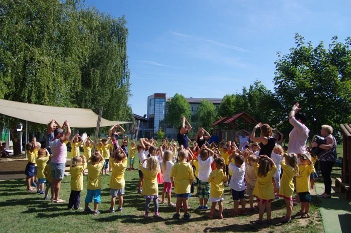 Otroci vrtca Čebelica na nastopu ob podpisu pogodbe za nov vrtec.