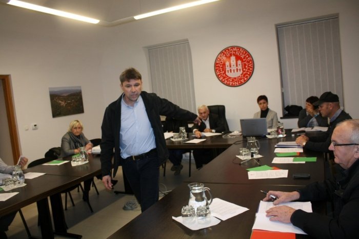 Če sodbe ne poznate, sem vam jo zdaj prinesel na mizo, je Andrej Rajar (na sredini) rekel županu Ladku Petretiču (za mizo v ozadju v sredini) in mu izročil natisnjen dokument. (Foto: M. L.)