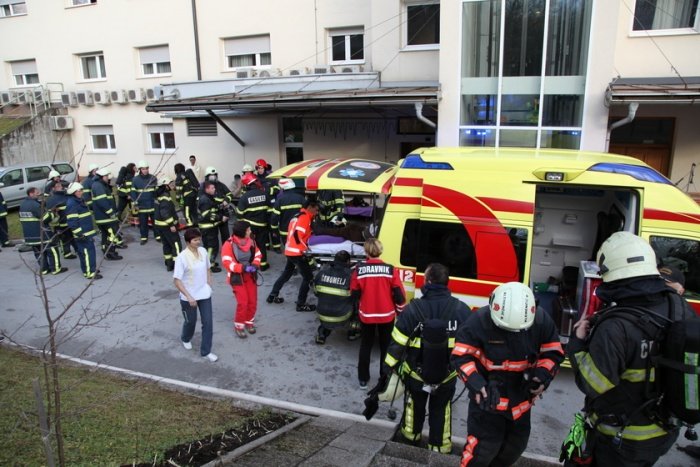 FOTO: Zagorelo v domu starejših občanov v Črnomlju, evakuirali 25 ljudi