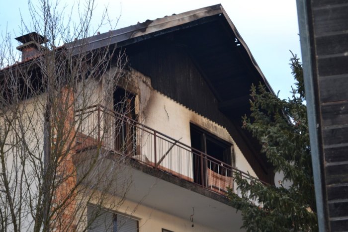 Požar je v celoti  uničil  zgornji  del  stanovanjske hiše, škode naj bi bilo za okoli 40.000 evrov (Foto: Sabina Gosenca)