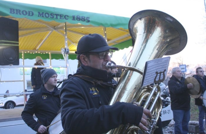 Gasilski pihalni orkester Loče tudi v hladnem decembru (Foto: M. L.)