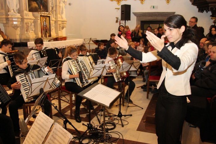 Učenci novomeške Glasbene šole Marjana Kozine so s svojimi mentorji pripravili raznovrsten in božično obarvan glasbeni program. (Foto: M. Ž.)