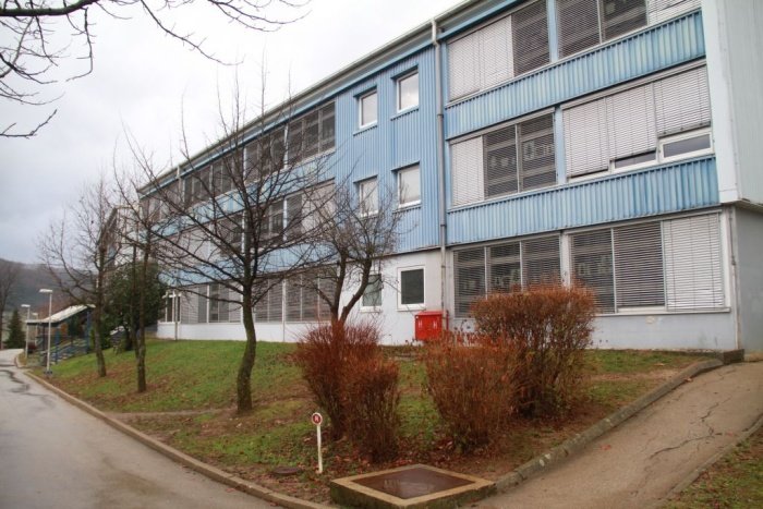 Trebanjska osnovna šola, ki je ena največjih v Sloveniji, se sooča s precejšnjo prostorsko stisko.
