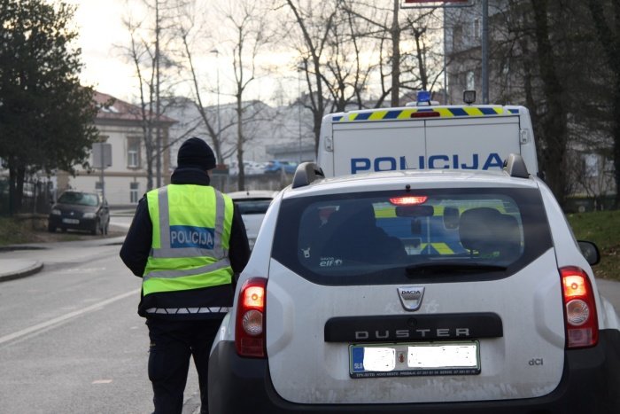 Včeraj so v Krškem v le nekaj urah zabeležili 49 kršitev, danes dopoldne pa so bili policisti v akciji v Novem mestu. (Foto: PU Novo mesto)