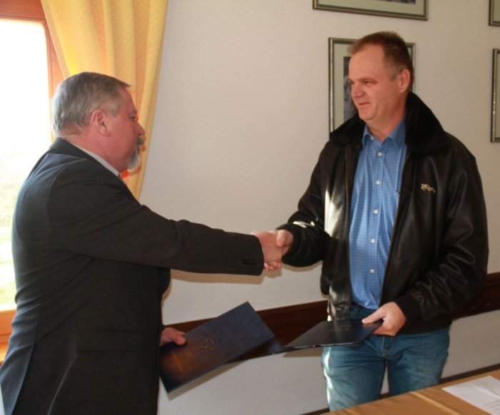 Po podpisu pogodbe sta si župan Franc Škufca in Franc Pirc, direktor izbranega izvajalca, segla v roke.