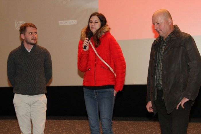 Rok Biček med pogovorom po projekciji v novomeškem Cineplexxu z akterjema filma Družina Barbaro Kastelec in njenim očetom Robertom Kresetom. (Foto: I. Vidmar)