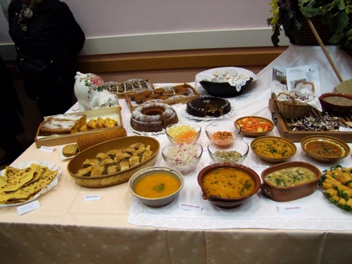 Članice aktiva žena so predstavile čez trideset različnih toplih in hladnih jedi. (Foto: J. L.)