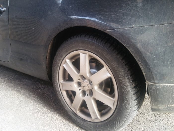 Avtomobilom je prerezal pnevmatike. (Foto: J. A.)