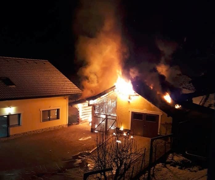 Požar je izbruhnil v neposredni bližini hiše. (Foto: PGD Veliki Gaber)