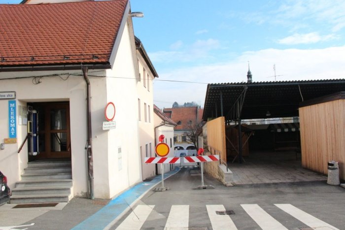 Dostop do Glavnega trga mimo tržnice in Gostišča na trgu ni več mogoč. (Foto: M.Ž.)