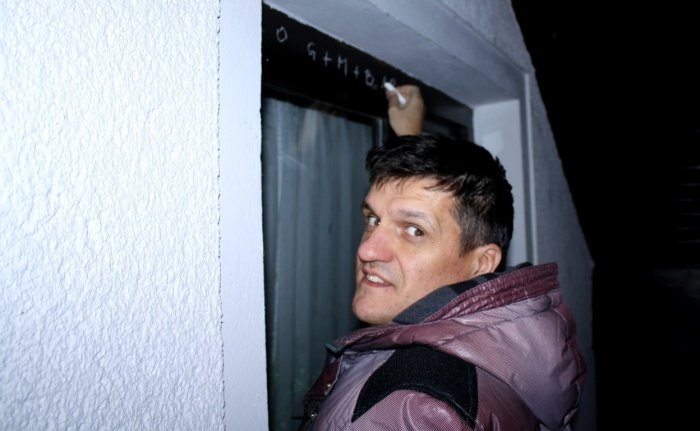 V imenu kostanjeviških kolednikov je Matej Drobnič nad vrata zapisal znamenje. (Foto: M. L.)