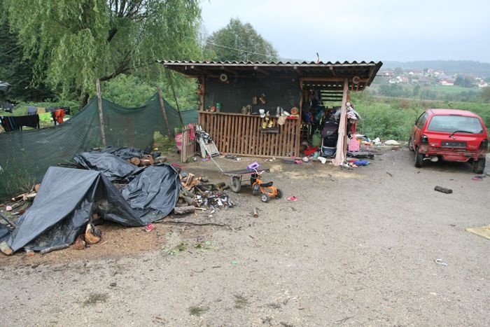 V ponedeljek bo največje romsko naselje Brezje-Žabjak obiskal tudi predsednik države Borut Pahor. (Foto: B. B., arhiv DL)