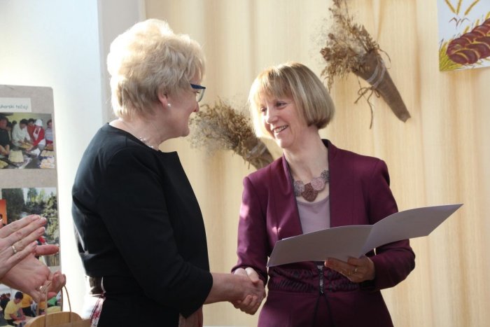 Zlato je znova osvojila tudi predsednica Društva kmečkih žena Novo mesto Štefka Vidic, ki je priznanje prejela iz rok državne sekretarke Tanje Strniša.