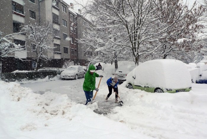 Za pustni torek je treba poprijeti za lopato in kidati sneg z avtomobilov.