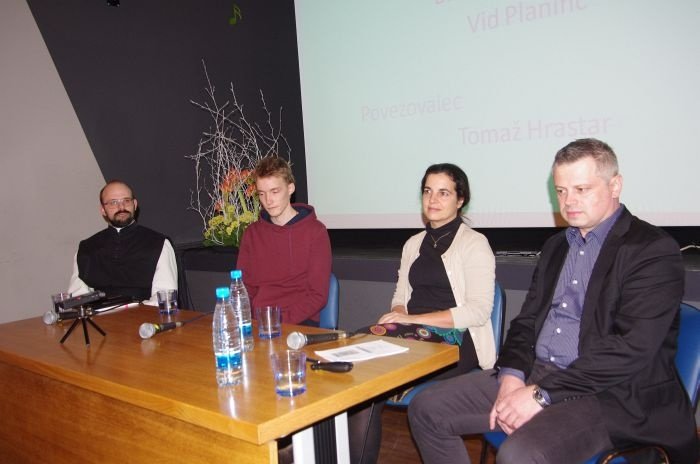 Gostje okrogle mize (od leve proti desni):  br. Jona Vene, Vid Planinc, dr. Katarina Kompan Erzar, ter povezovalec pogovora Tomaž Hrastar.