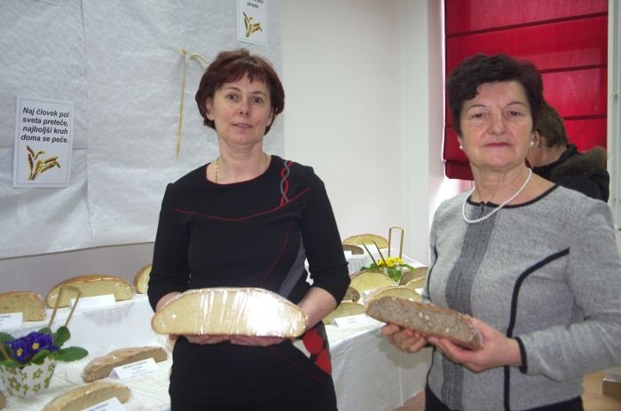 Melita Luzar in Milena Smrekar s svojima "zlatima hlebčkoma kruha".