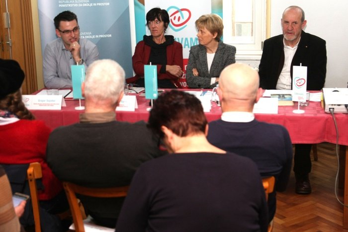 Okroglo mizo je vodil psiholog Aco Prosnik (desno), ob njem Lidija Stebernak, Alenka Ogrin in direktor novomeškega Rica Gregor Sepaher. (Foto: B. B.)