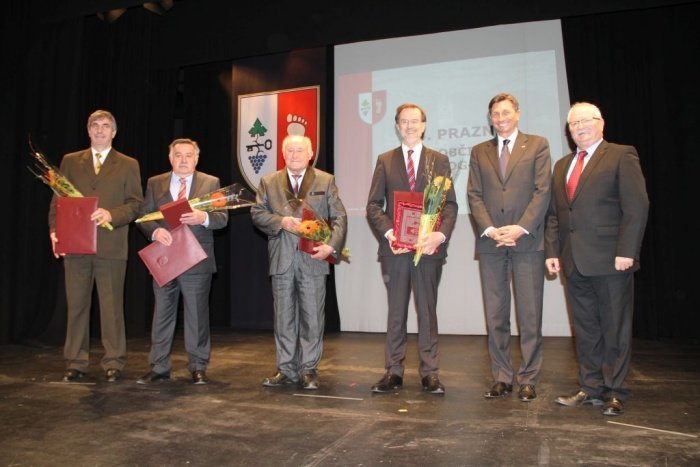 Občinski nagrajenci z županom občine Mokronog-Trebelno Antonom Mavrom in s predsednikom države Borutom Pahorjem.