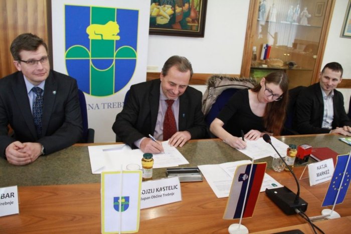 Župan Alojzij Kastelic in Katja Markež iz podjetja Institut za ekološki inženiring sta danes dopoldan podpisala pogodbo za izdelavo projektne dokumentacije. 