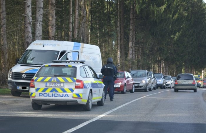 Kontrola policistov pri pokopališču v Srebrničah vseh vozil iz smeri Straže.