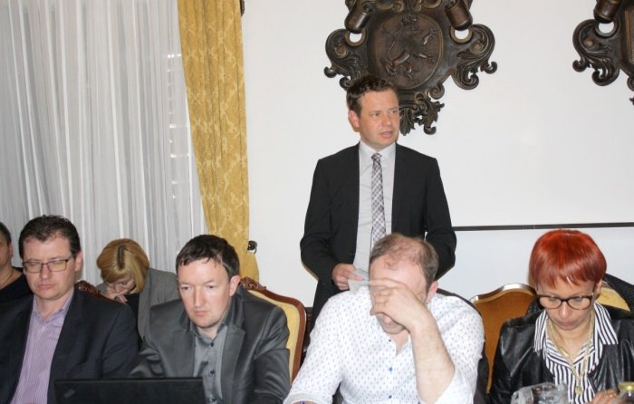 Direktor podjetja Komunala Sevnica  Mitja Udovč (v drugi vrsti) je predstavil revidirano poročilo podjetja. (Foto: M. L.)