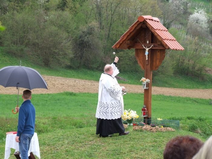 Obnovljen križ je blagoslovil šmarješki župnik g. Andrej Golčnik.