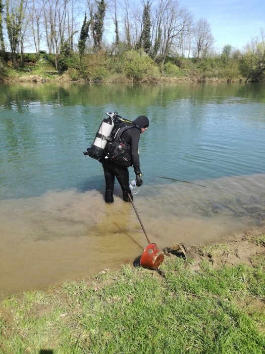 Dno reke Krke Krke so čistili člani potapljaškega društva Vidra iz Krškega. (Foto: Komunala Brežice)