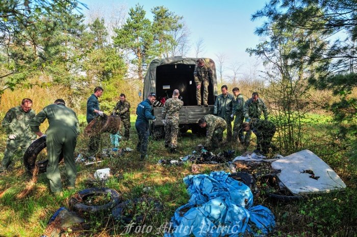Pripadniki enot Vojašnice Jerneja Molana so izvedli čistilno akcijo na letališču Cerklje ob Krki in okolice ter odstranili okoli 2 toni različnih odpadkov. (Foto: Matej Petrič)