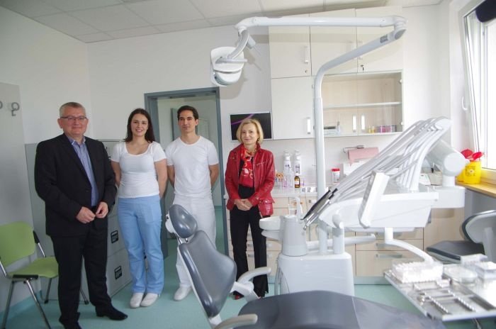 V novi zobozdravstveni ambulanti Borisa Povšeta (drugi z desne). Nihče ni hotel sesti na zobozdravstveni stol...